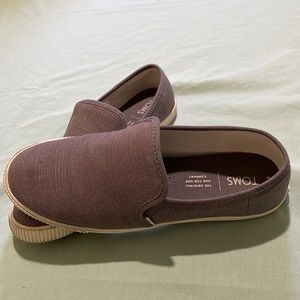 Tom’s grey size 6 slip on